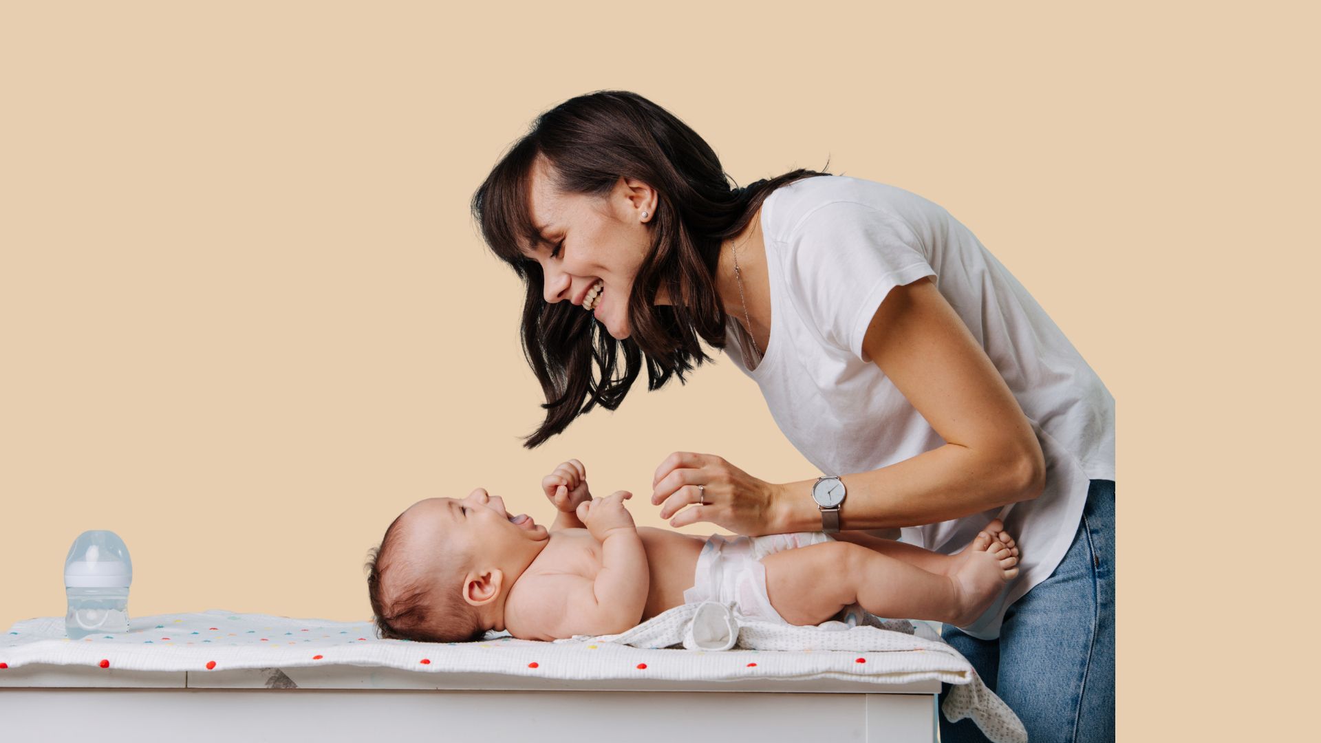 maman qui change bébé