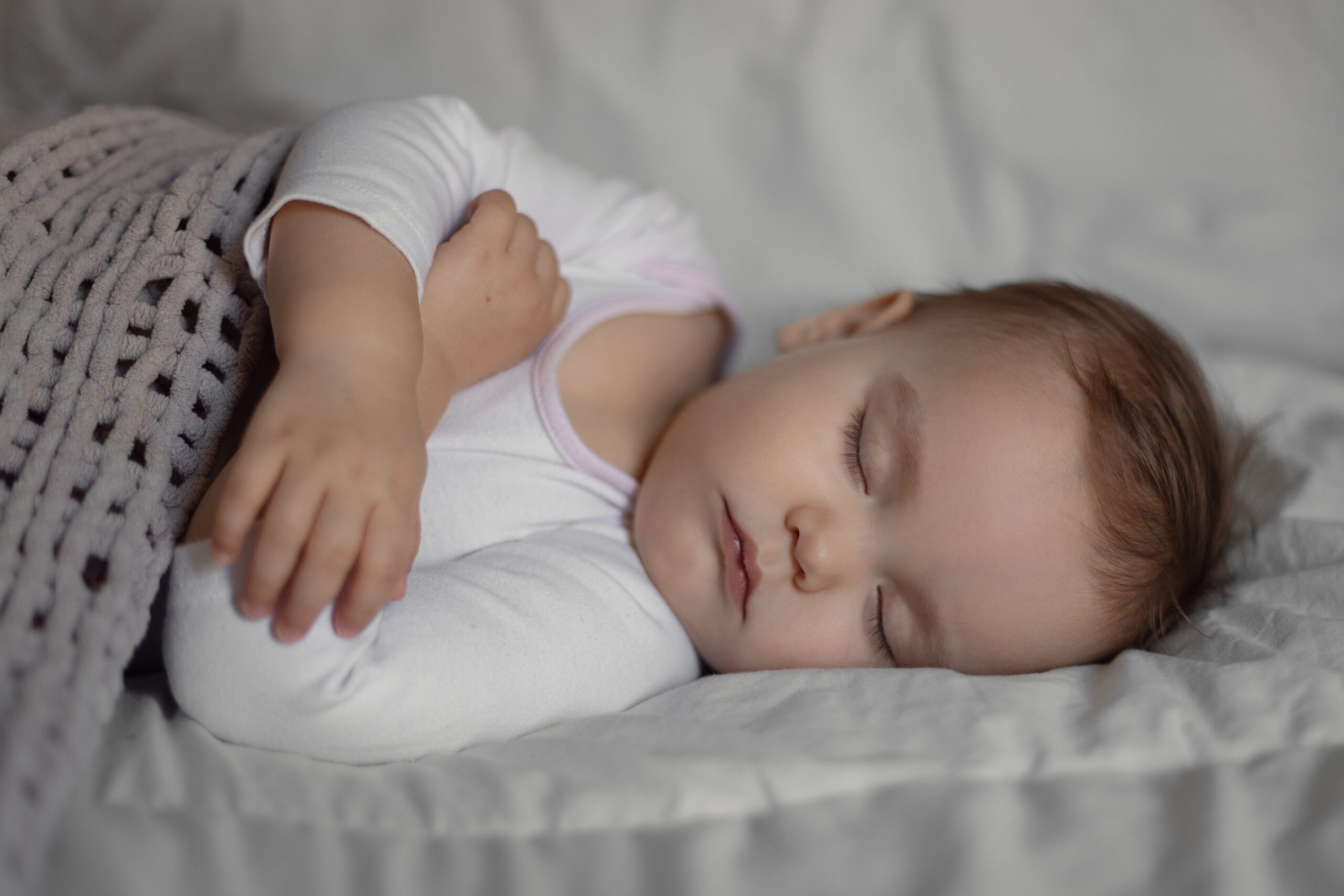 Bébé qui dort sur le côté